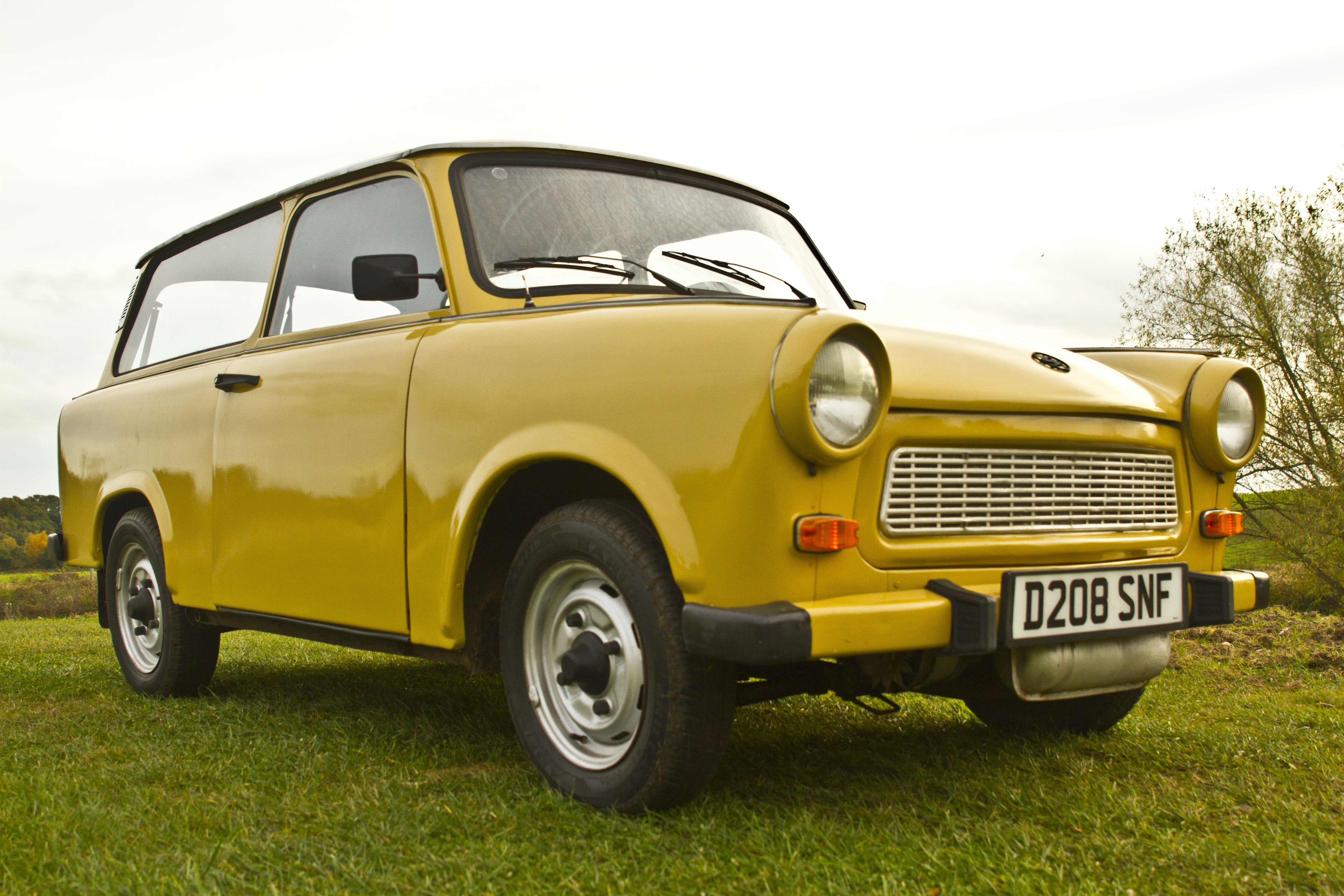 Yellow Trabant 601 Universal